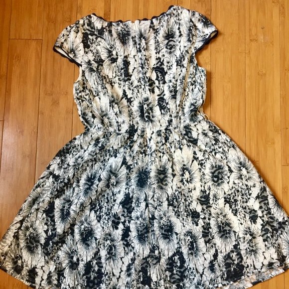 Vero Moda | Fit and Flare Floral Lace Dress (NWOT) - Picture 6 of 6